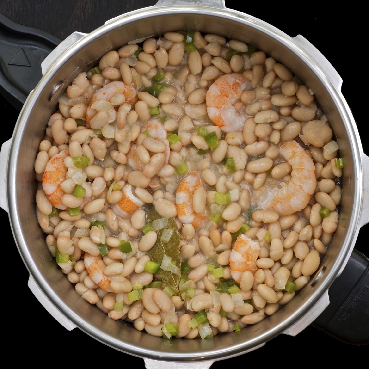 Panela de pressao com feijao preto