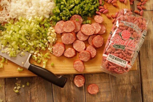 Ingrédients de haricots rouges sur une planche à découper