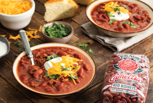 2 bowls of Old Fashioned Chili with Beans next to a pakcage of camellia brand red kidneys