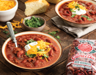 2 bowls of Old Fashioned Chili with Beans next to a pakcage of camellia brand red kidneys